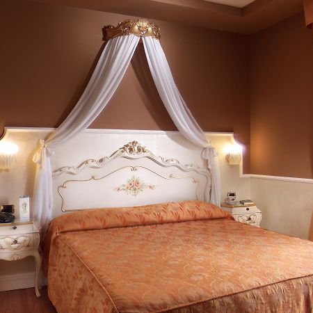 Hotel Confine Кола Экстерьер фото