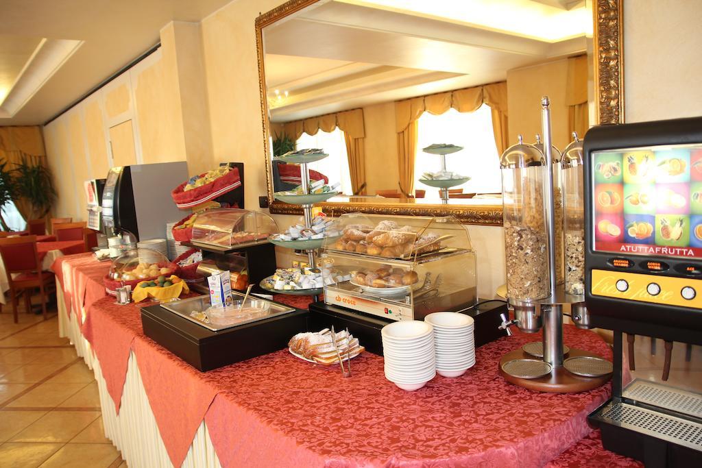 Hotel Confine Кола Экстерьер фото