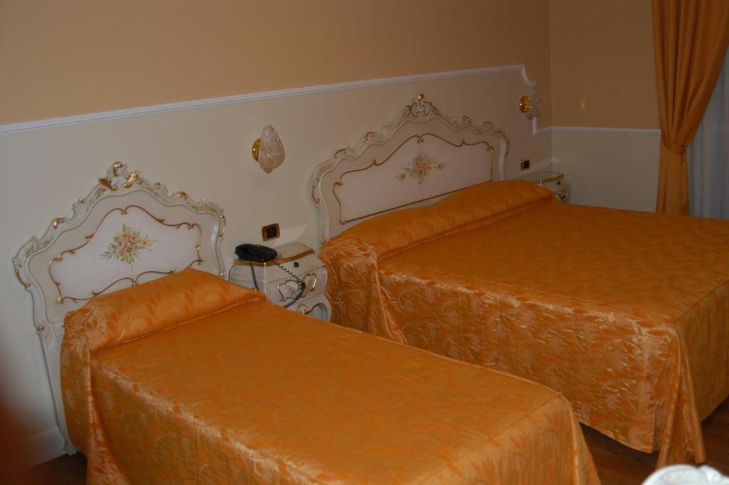 Hotel Confine Кола Номер фото