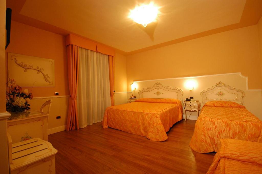 Hotel Confine Кола Номер фото