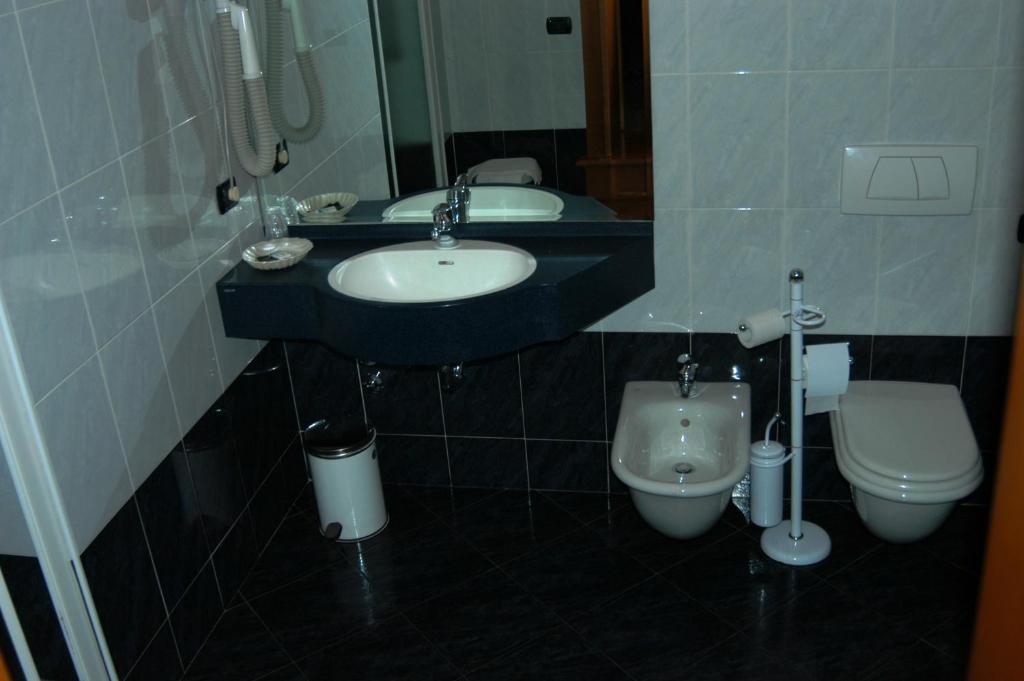 Hotel Confine Кола Номер фото