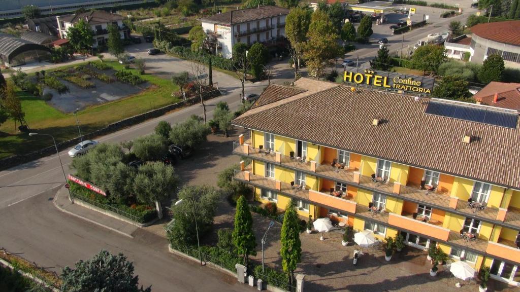 Hotel Confine Кола Экстерьер фото