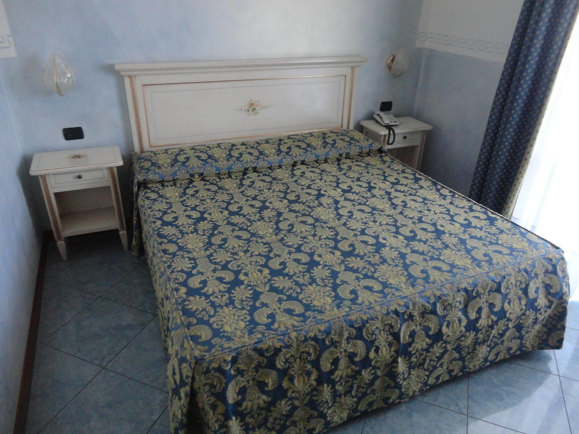 Hotel Confine Кола Экстерьер фото