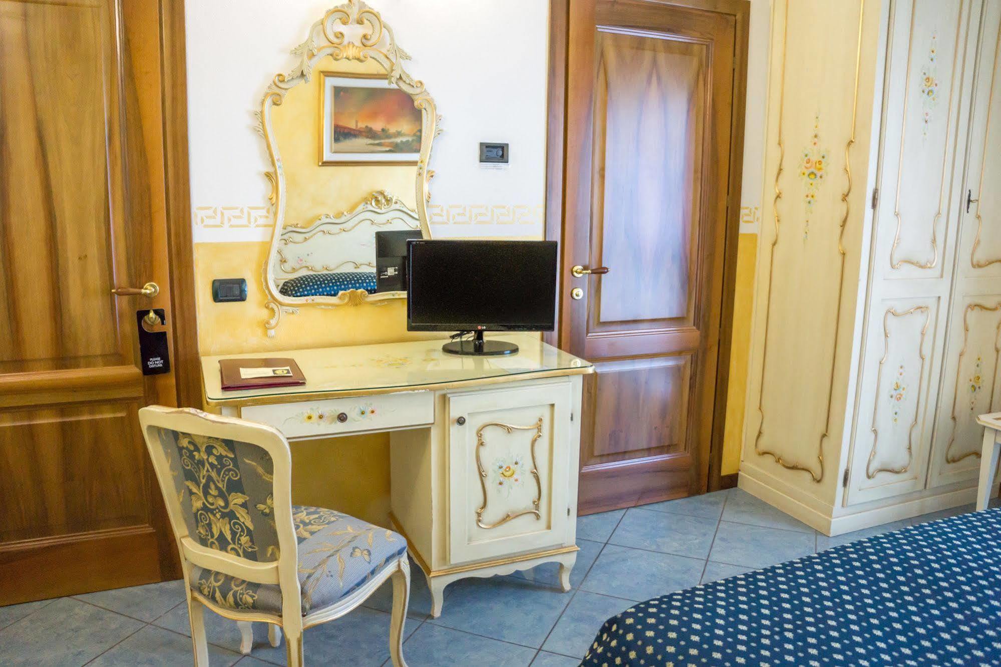 Hotel Confine Кола Экстерьер фото