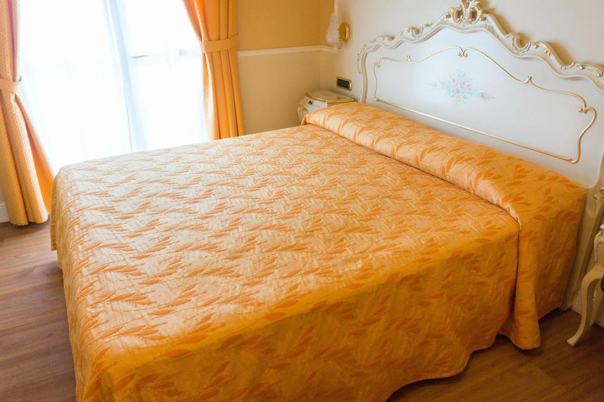 Hotel Confine Кола Экстерьер фото