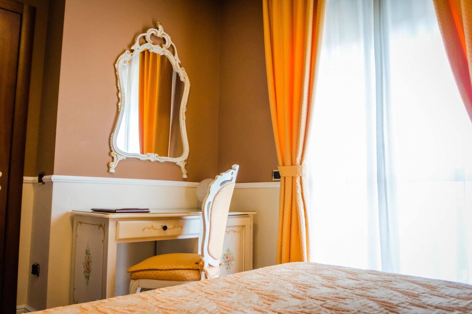 Hotel Confine Кола Экстерьер фото