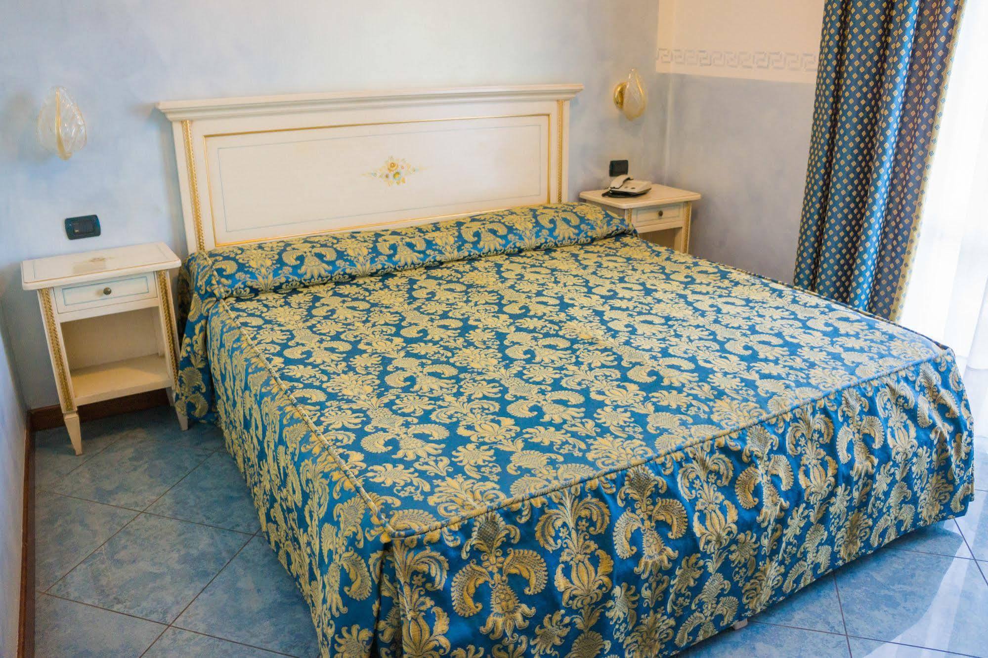 Hotel Confine Кола Экстерьер фото