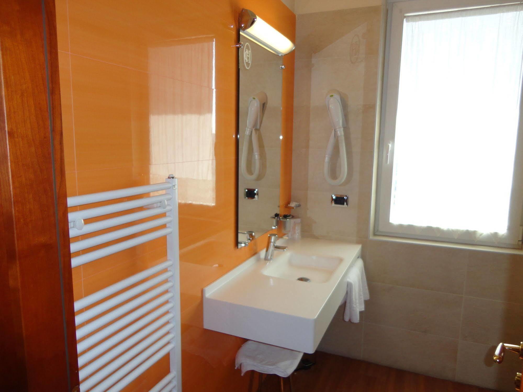 Hotel Confine Кола Экстерьер фото