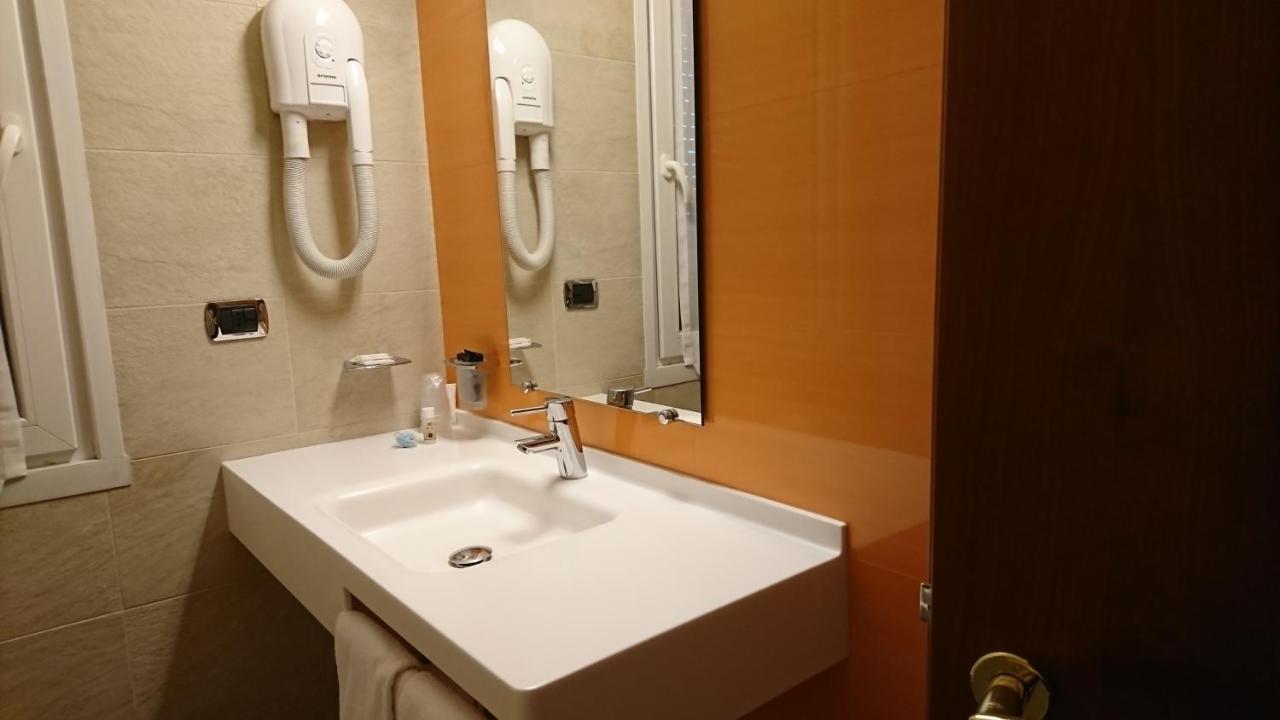 Hotel Confine Кола Экстерьер фото