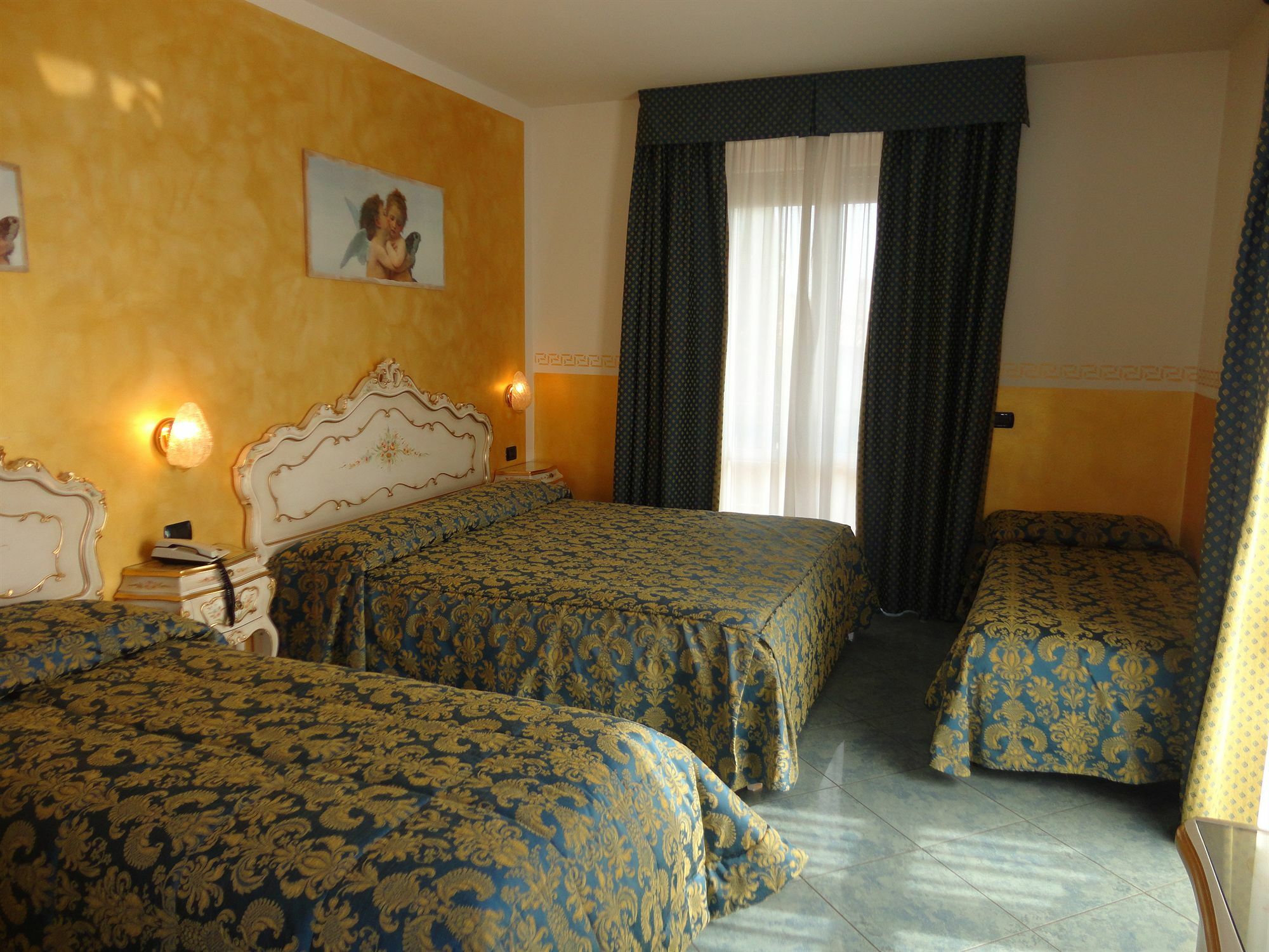 Hotel Confine Кола Экстерьер фото